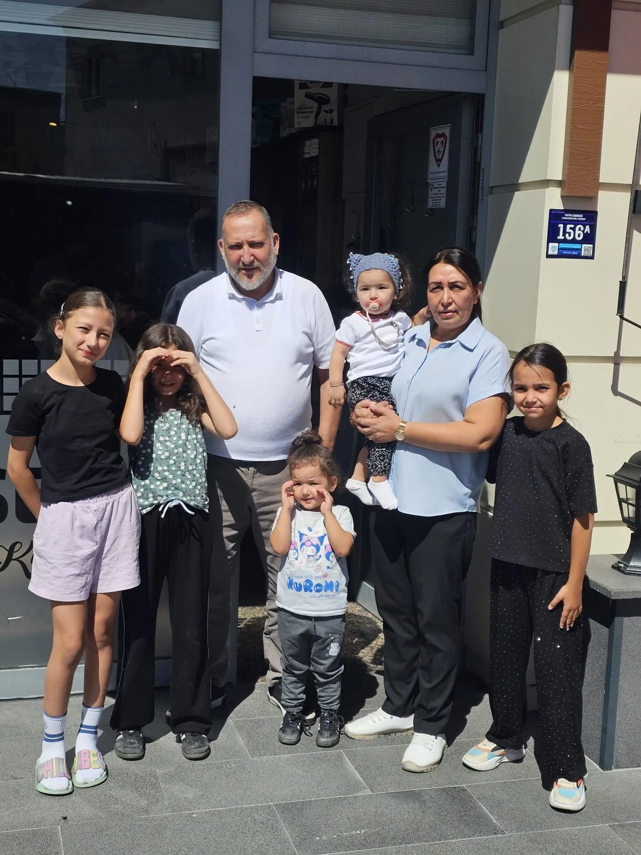 Muhtar koltuğuna oturdu mesleğini bırakmadı: 70 bin nüfuslu mahallede makas sesleri hiç susmuyor