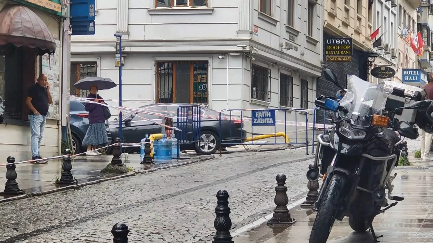 Sultanahmet'te korkutan çöküş: Yıkım bekleyen otelin çatısı araçların üzerine indi