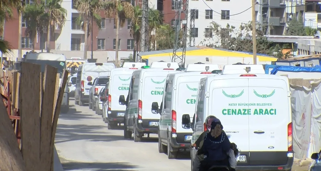 Hatay'da yürek yakan veda: Aynı otomobilde can veren 7 kişi yan yana defnedildi