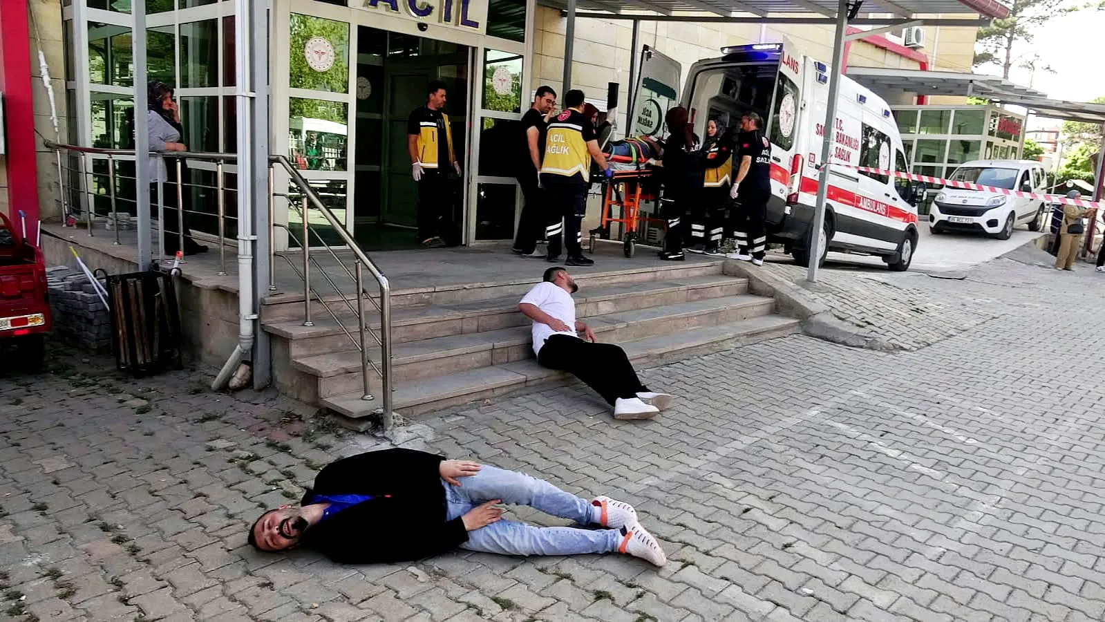 Kayseri'de hastane önünde hareketli dakikalar: Muhtarın 'gerçek sanıp' müdahale çabası kamerada