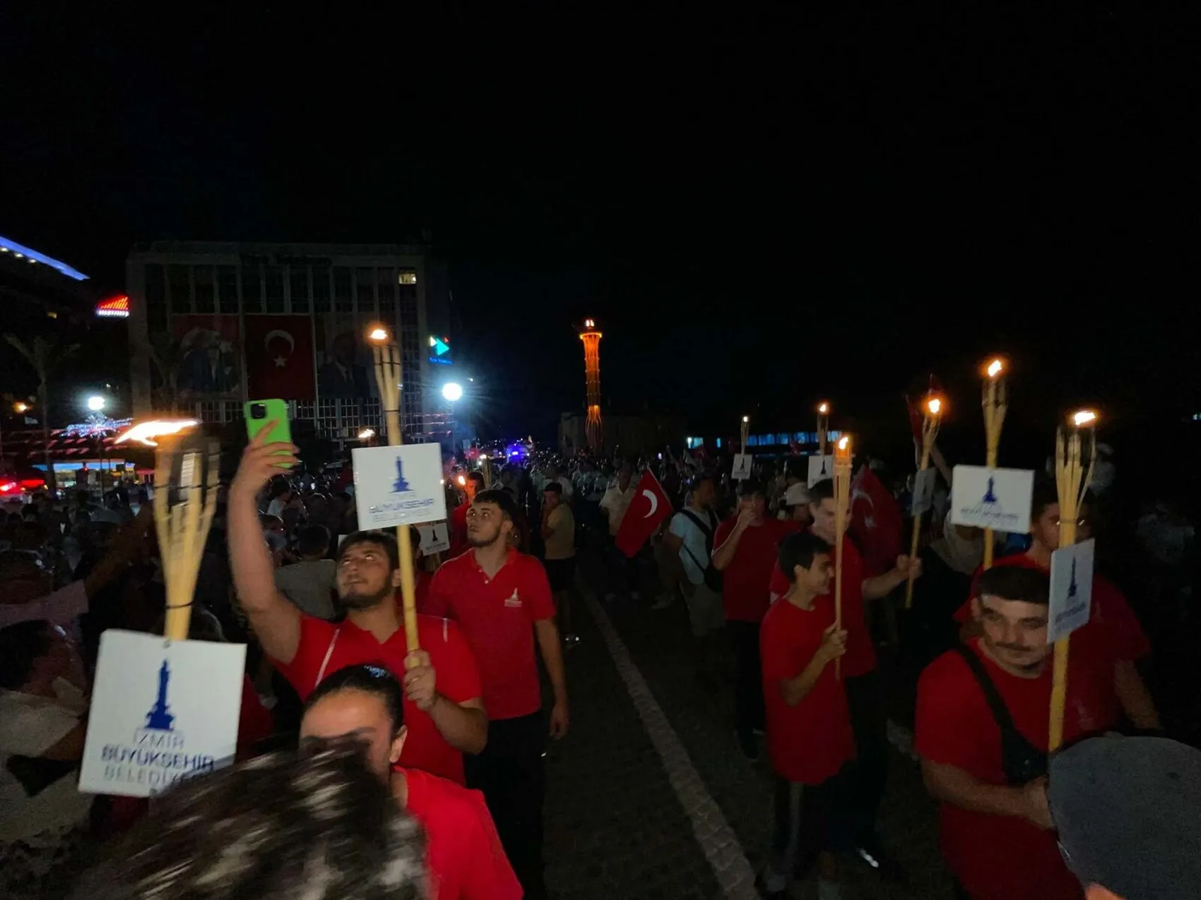 İzmir'de 350 metrelik dev bayrakla kurtuluş coşkusu
