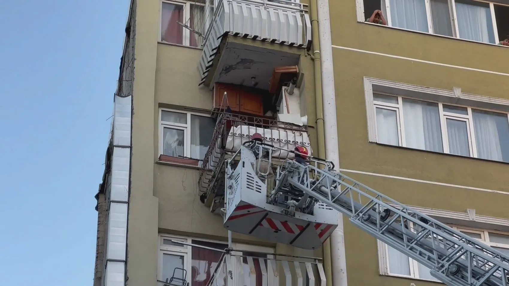 Bahçelievler'de korku dolu anlar: Balkondan kopan beton parçaları yayanın üzerine düştü
