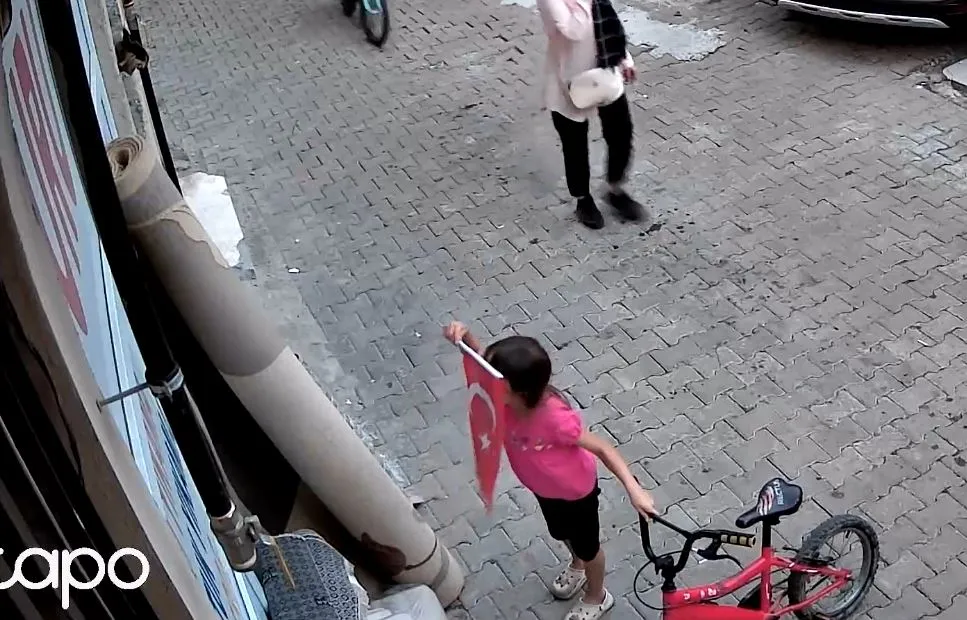 Minik Nehir'in sokaktaki duyarlı hareketi görenleri duygulandırdı