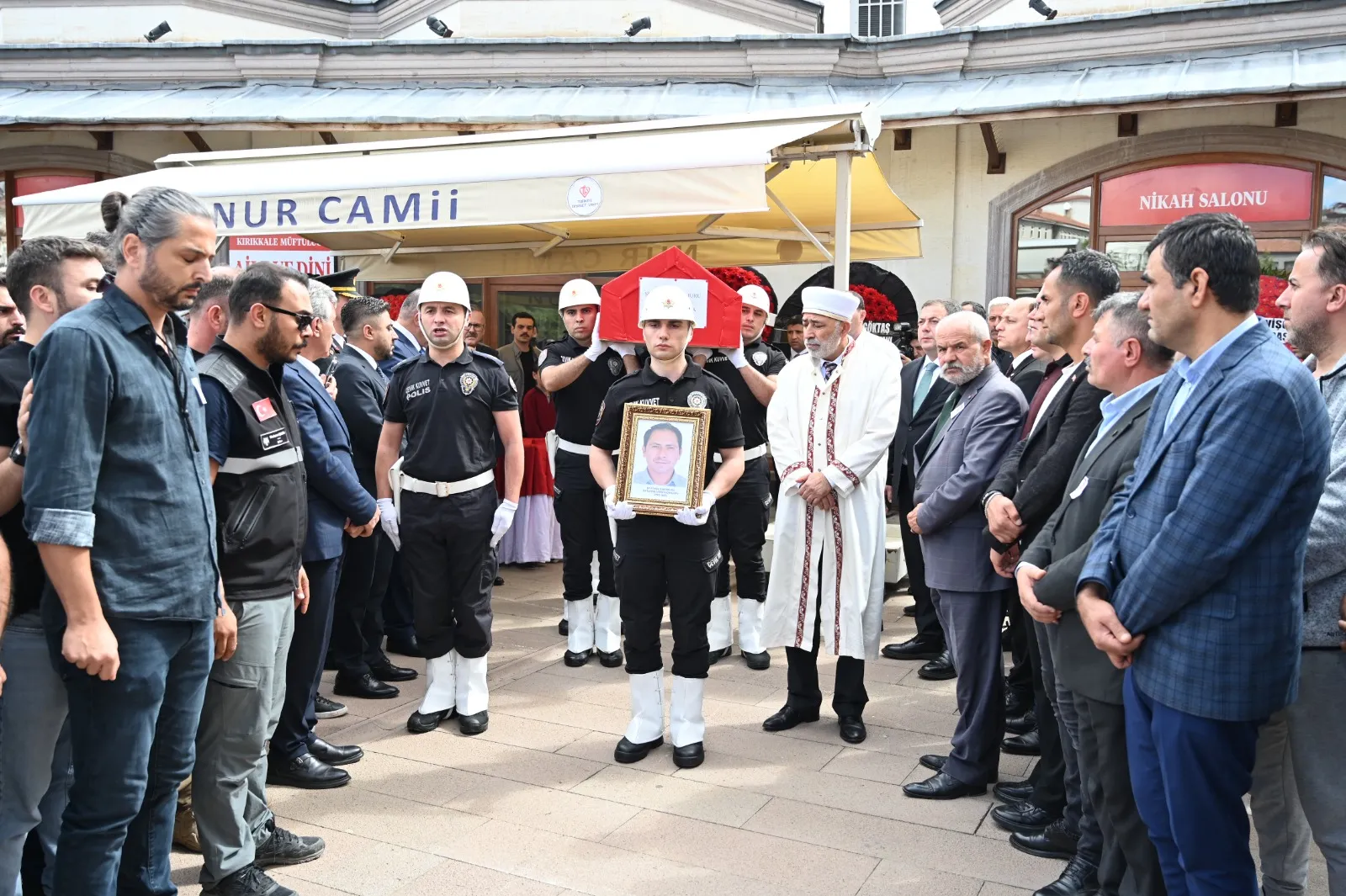 Görevi başında şehit düşen polis memuru Batuhan Sarıyalçınkaya son yolculuğuna uğurlandı