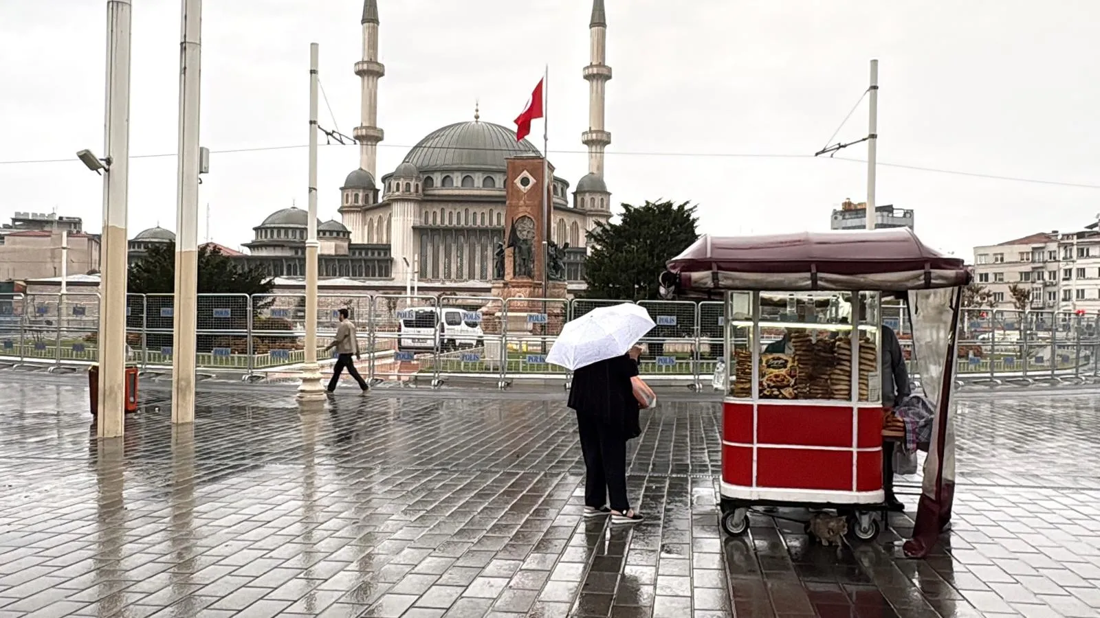 İstanbul'da mevsim geçişi sert yaşandı: Şemsiyeler açıldı, montlar dolaptan çıktı