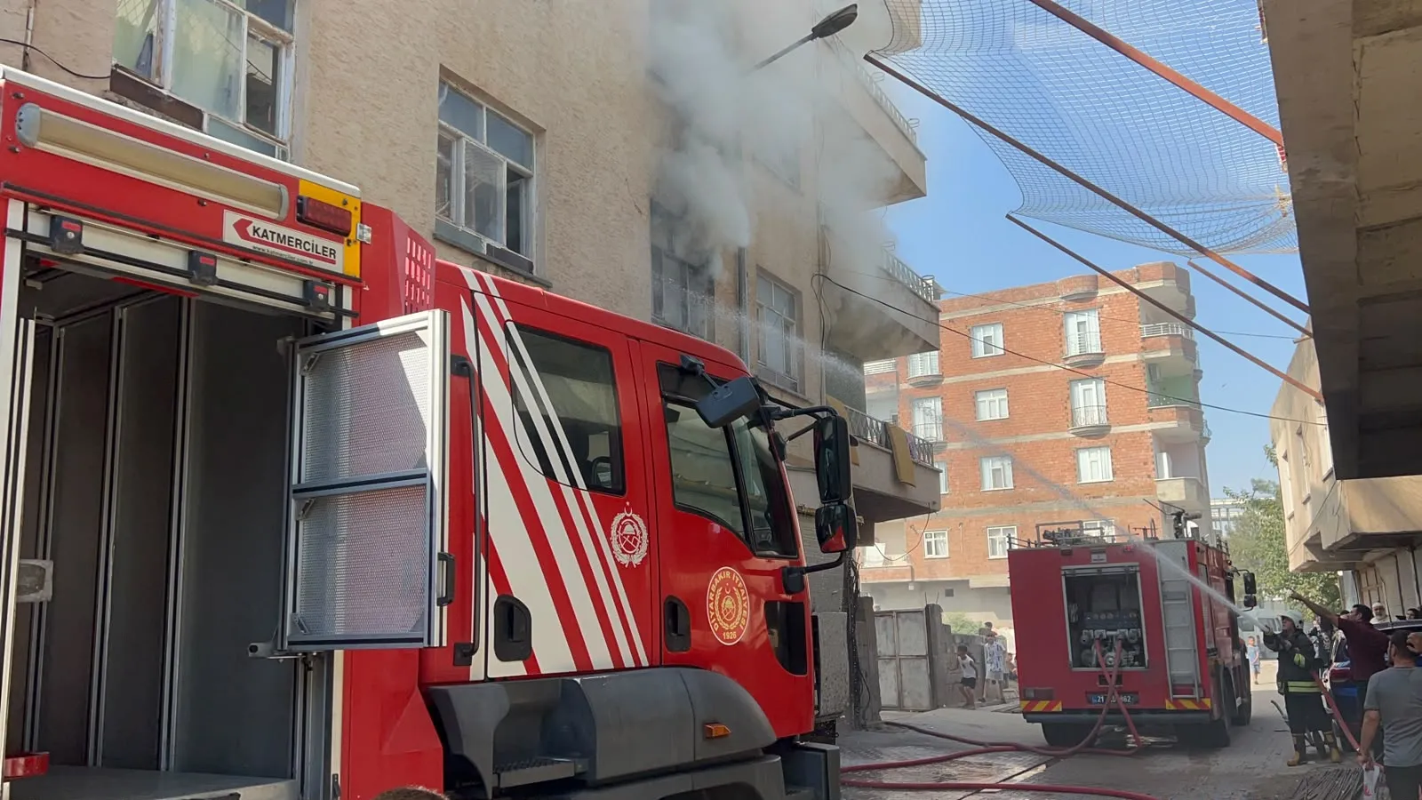 Bismil'de alevlerin arasında kalan kadına konteynerli kurtarma operasyonu