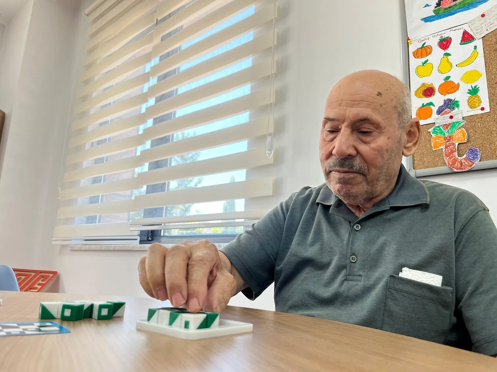 Alzheimer'a inat tamir aşkı: 83 yaşındaki usta tedavi merkezinin gönüllü teknikeri oldu