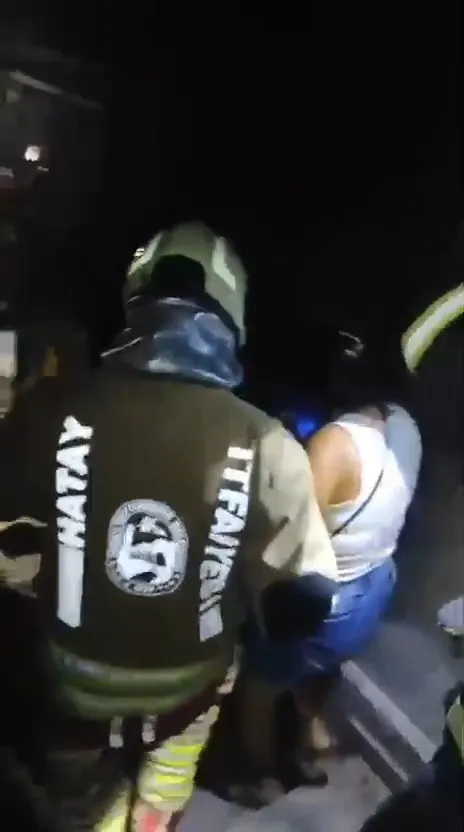 Arsuz'da korku dolu anlar: Alevlerin arasında kalan 4 kişi son anda kurtarıldı