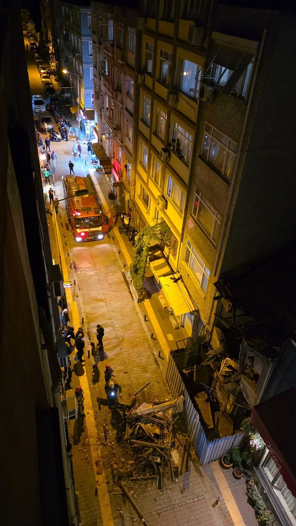 Bakırköy'de korku dolu anlar: Metruk binanın üst katı saniyeler içinde sokağa yığıldı