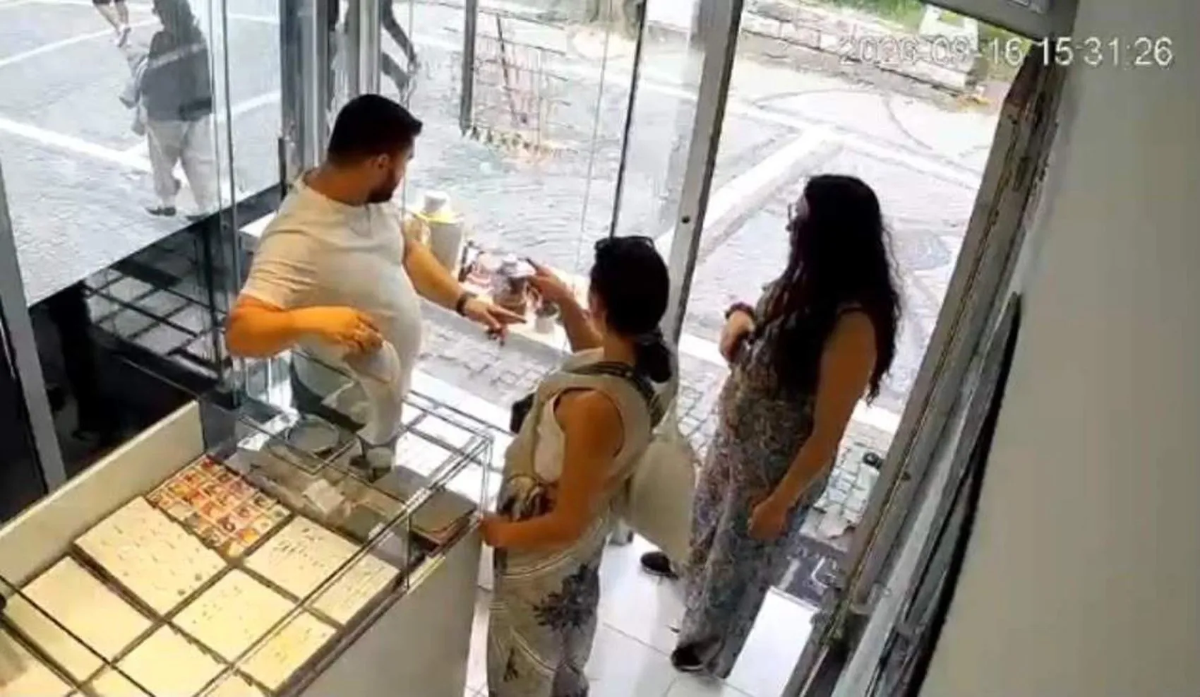Edirne'de 325 bin liralık vurgun: Müşteri kılığındaki şüpheliler sınırı çoktan geçti