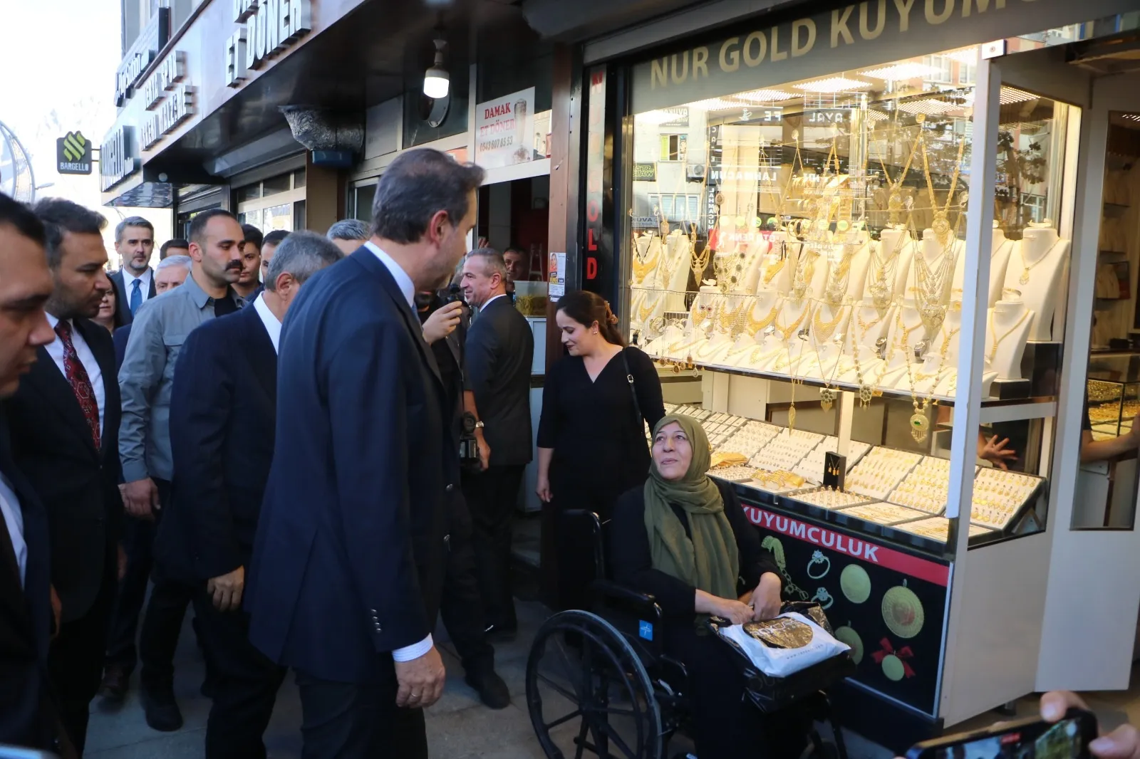 Hakkari'de maden müjdesi: Bakan Bayraktar esnafla çay içip gelecek planlarını anlattı