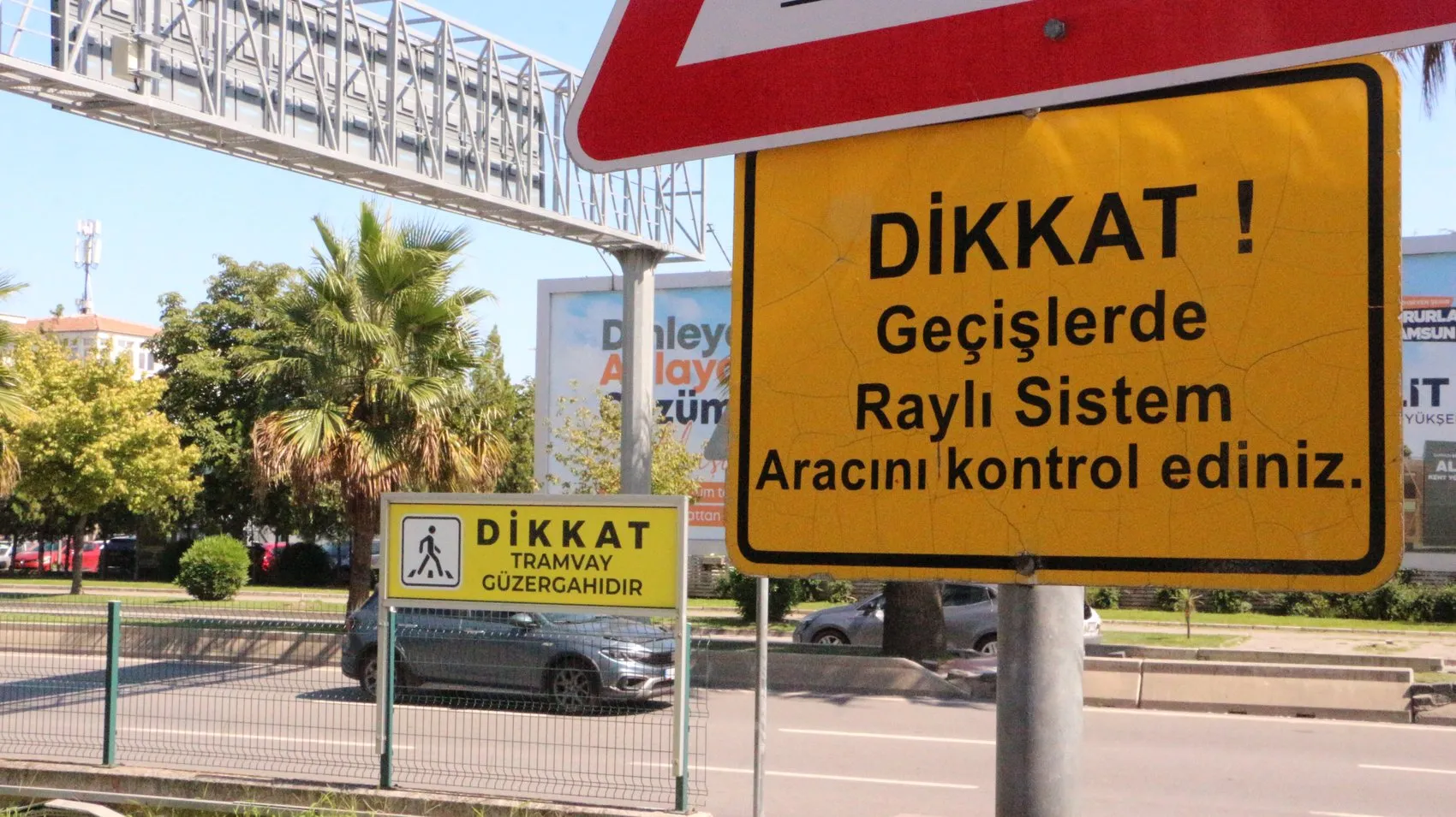 Samsun'da saniyelerle yarış: Tramvay raylarına koşan çocuğu tişörtünden yakalayıp hayata bağladı