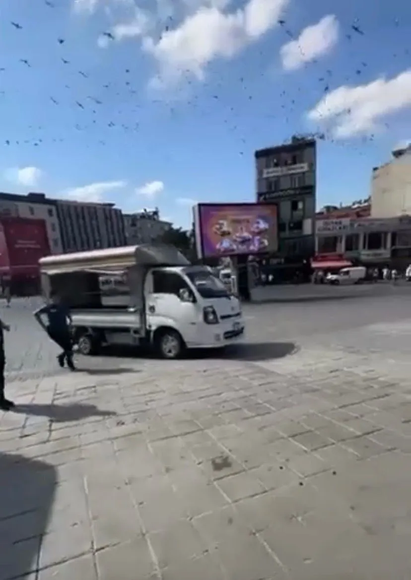 Esenler'de dehşet anları: Kamyonetle polisin üzerine sürdü, bıçakla saldırdı
