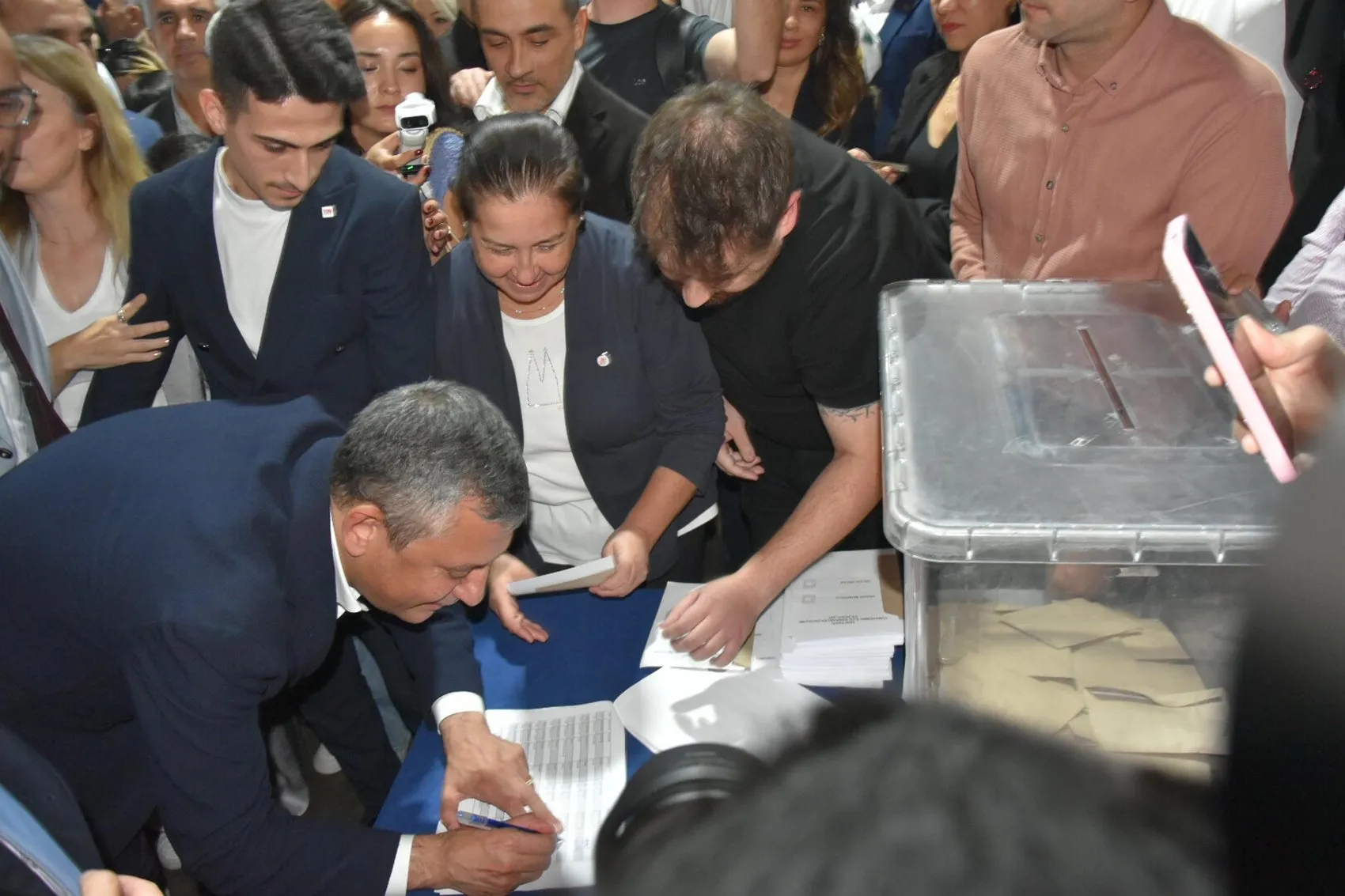 Özgür Özel'den Manisa'da radikal demokrasi çıkışı: Sandığı üyelerin ayağına götürüyoruz