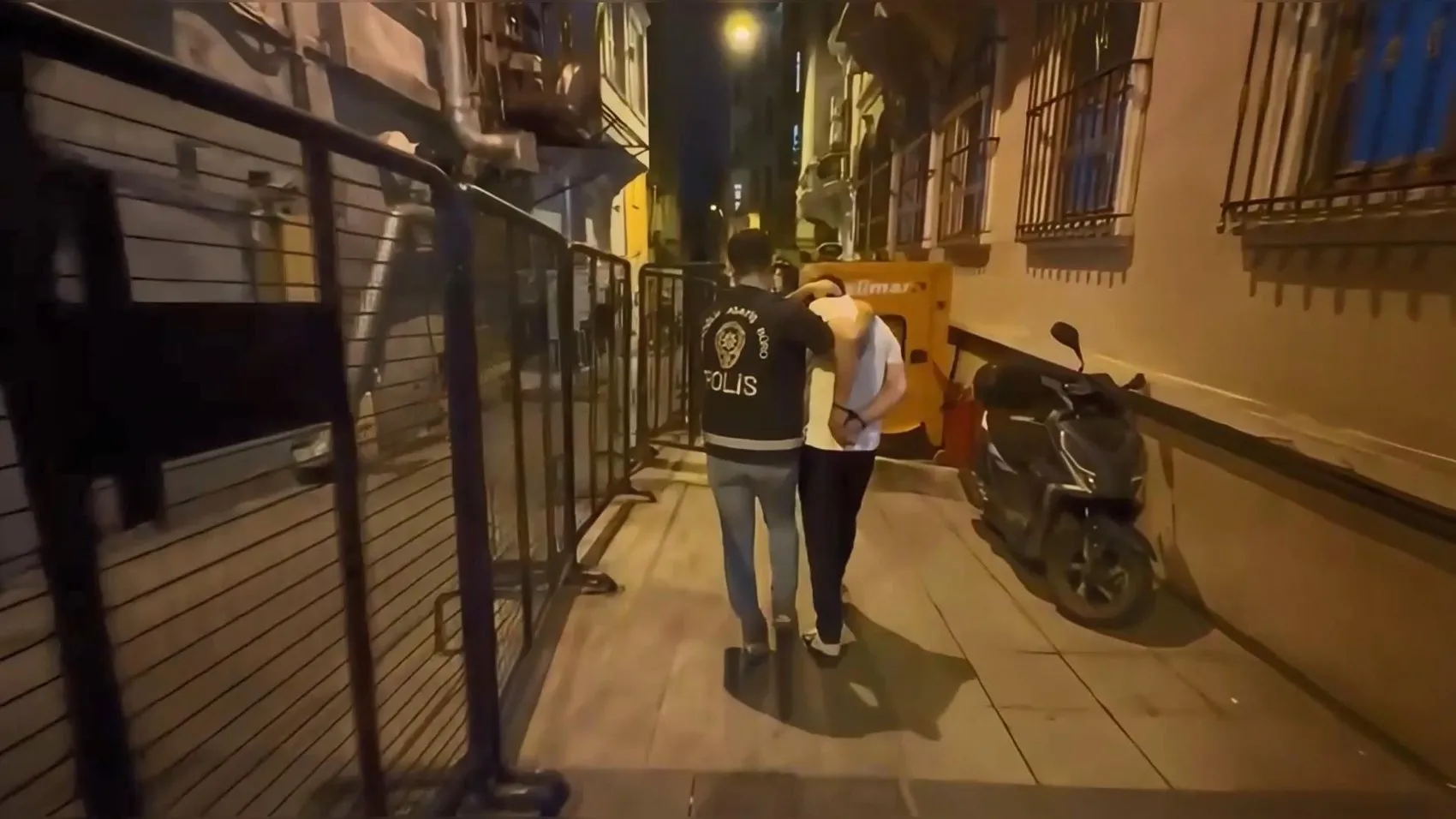 Beyoğlu'nda 31 yıllık firar operasyonla son buldu: Evinden cephanelik çıktı