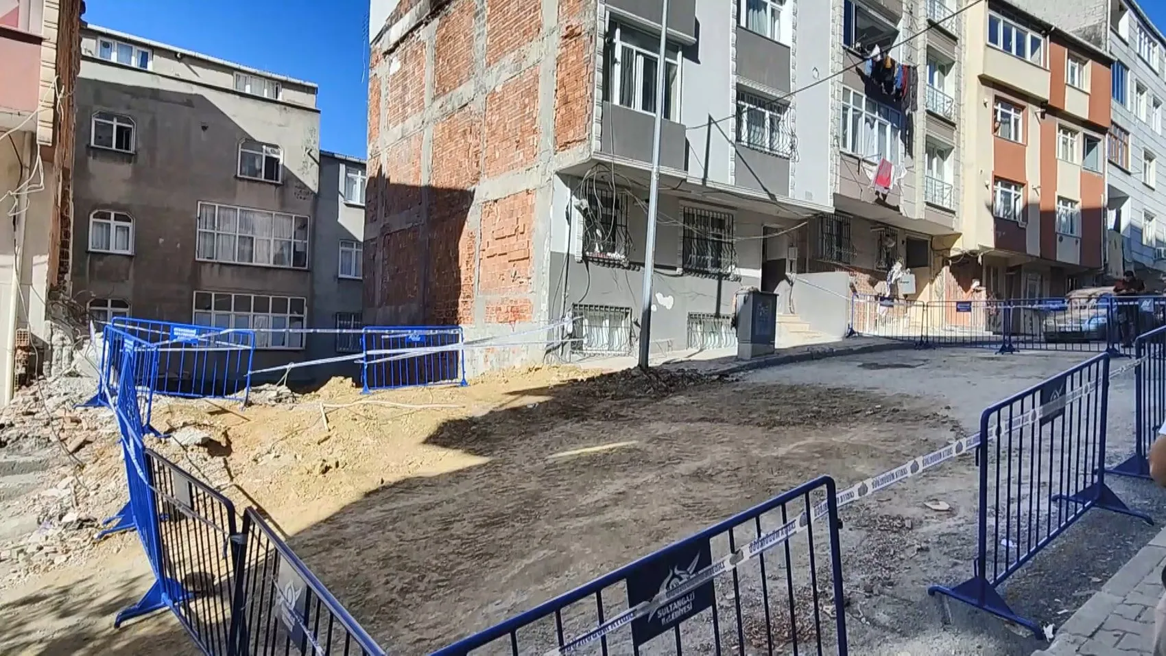 Sultangazi'de korku dolu anlar: Hafriyat çalışması sırasında bina kaymaya başladı
