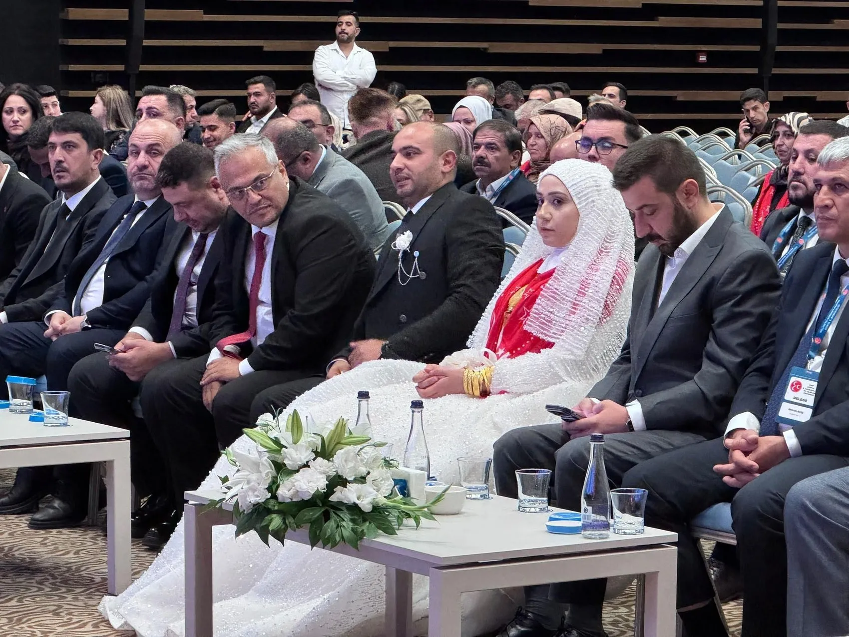 Düğün salonu yerine kongreye koştular: Gelinlik ve damatlıkla oy kullandılar