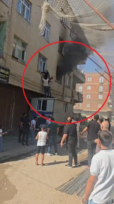 Bismil'de alevlerin arasında kalan kadına konteynerli kurtarma operasyonu
