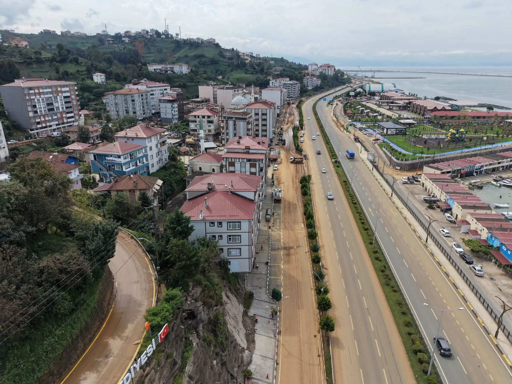 Doğa felaketine meydan okuyan Rize: Çamur deryasında çay hasadı