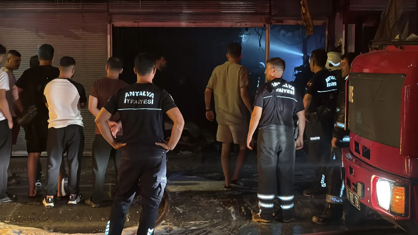 Kepez'de geceyi aydınlatan alevler: İki dükkan küle döndü