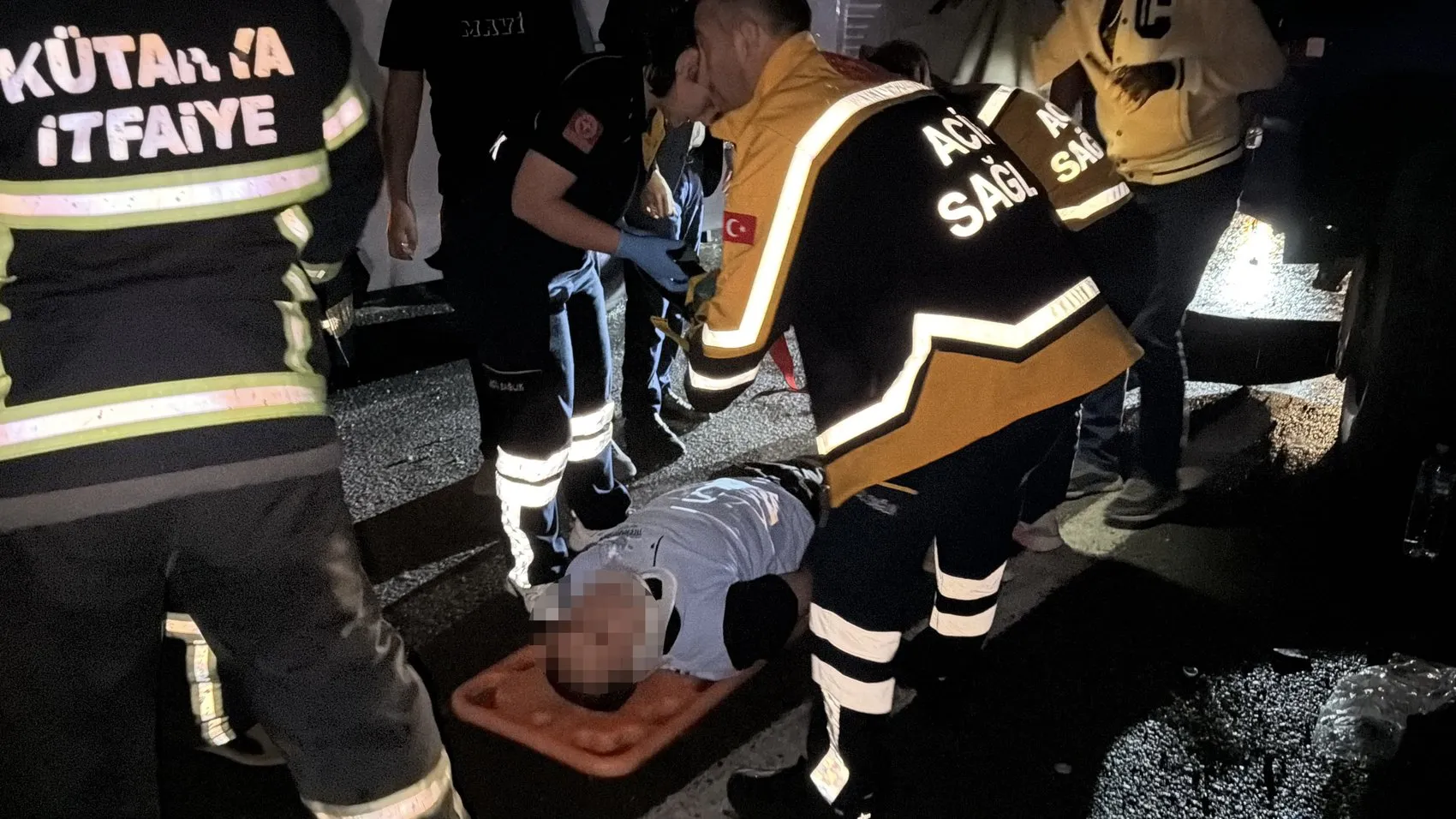 Kütahya'da korkutan kaza: Bariyerleri aşan dev TIR karşı şeride uçtu