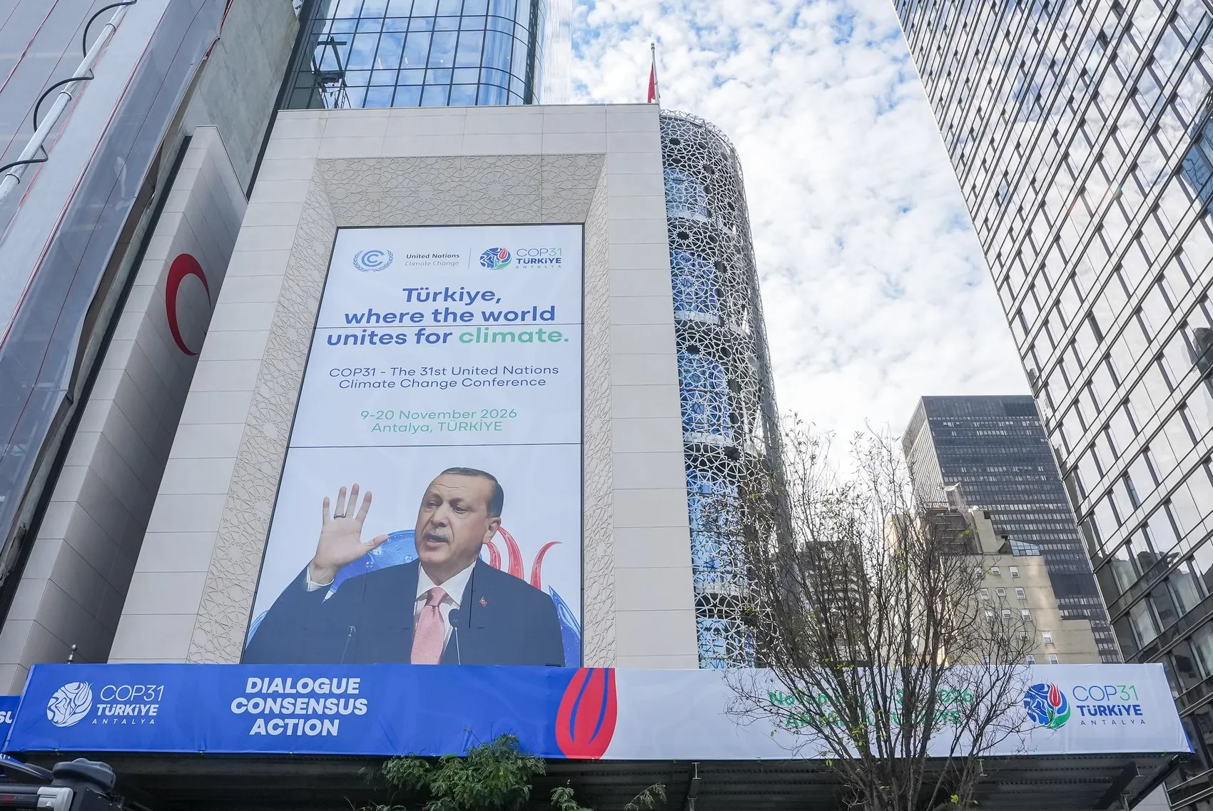 New York'un Kalbinde Geleneksel Dokunuş: Times Meydanı'nda COP31 Rüzgarı