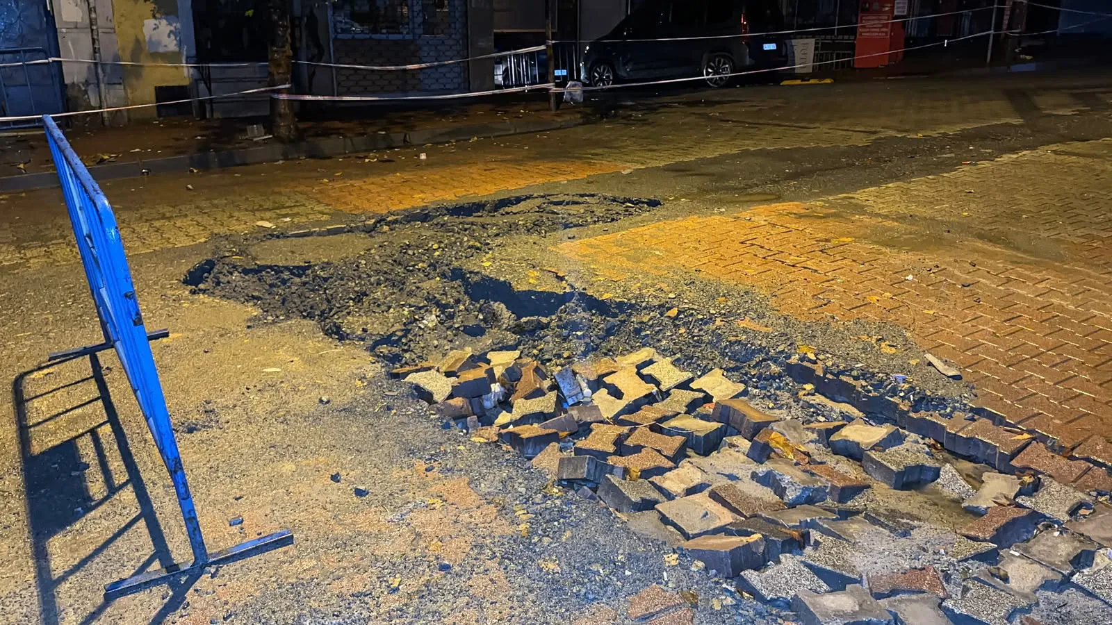 İstanbul'da gece mesaisi: Sağanak yolları göle çevirdi, araçlar çukurlara saplandı