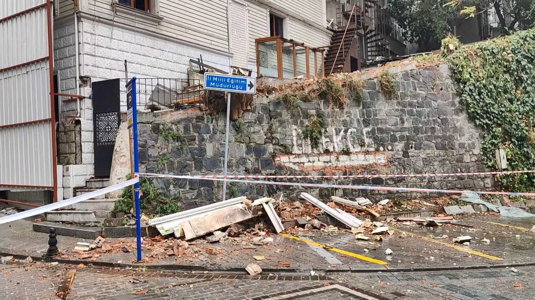 Sultanahmet'te korkutan çöküş: Yıkım bekleyen otelin çatısı araçların üzerine indi