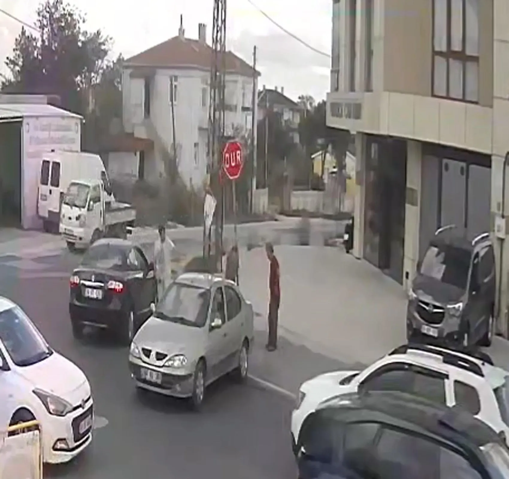 Kaza sonrası şaşkına çeviren anlar: Tabelayı suçlu ilan edip sökmeye kalkıştı