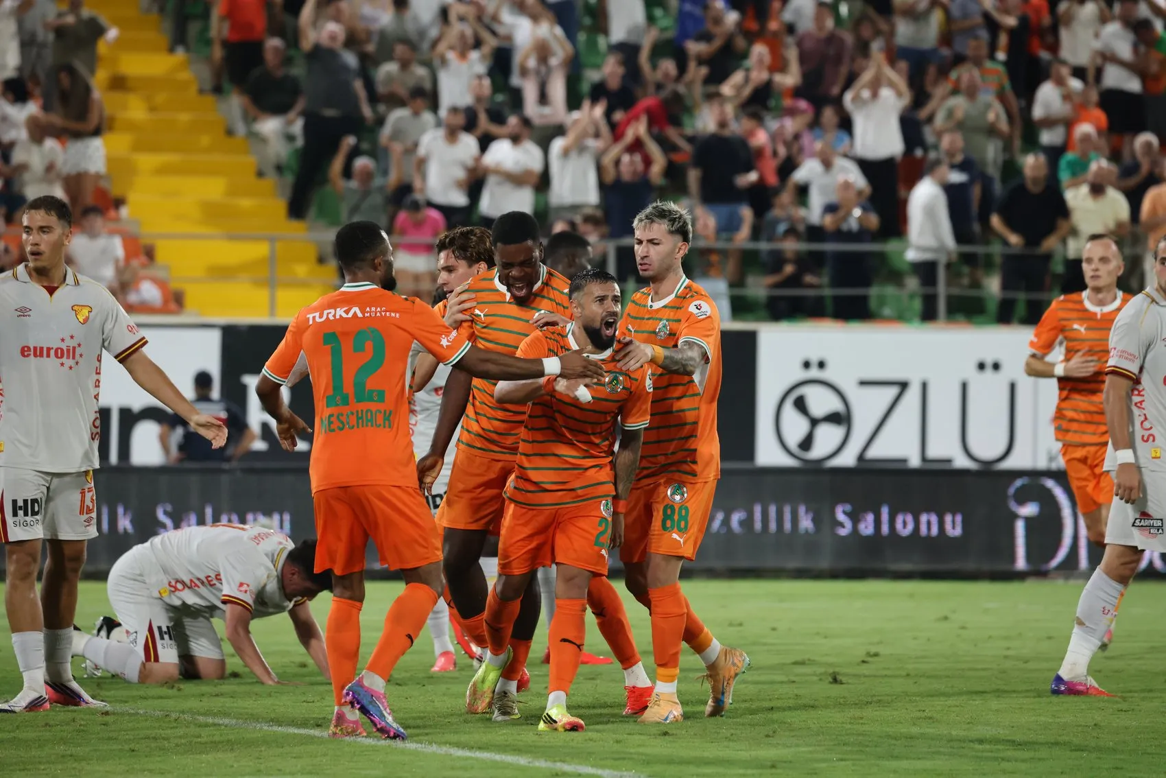 Alanya'da nefes kesen düello: Göztepe öne geçti, ev sahibi pes etmedi