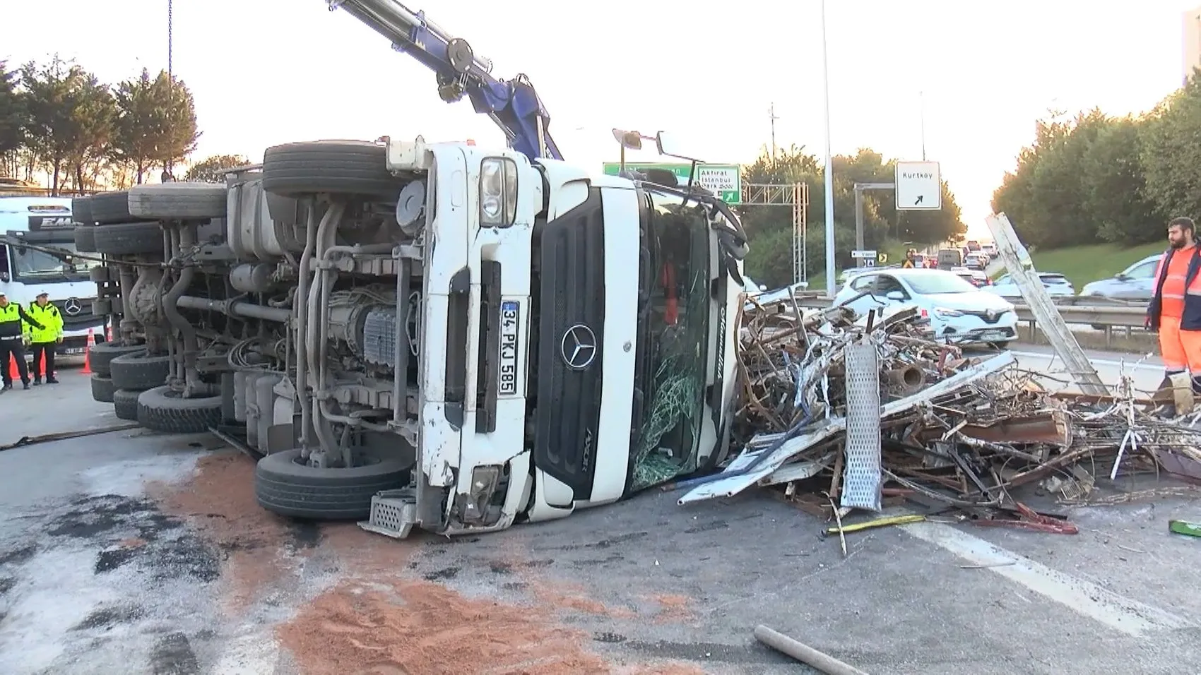 Kurtköy bağlantı yolunda hurda yüklü kamyon devrildi: Trafik felç oldu