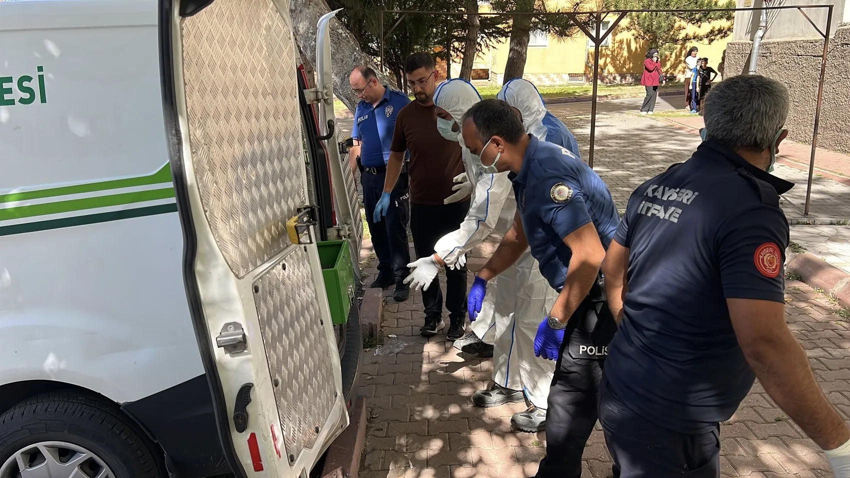 Kayseri'de apartman dairesinden gelen ağır koku acı gerçeği ortaya çıkardı