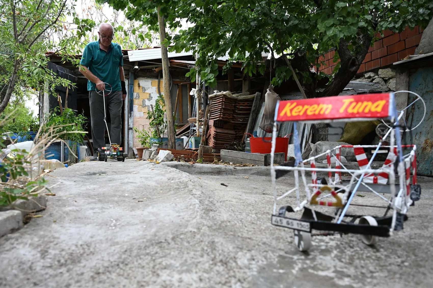 Dijital ekranlara inat: 69 yaşındaki Ali Rıza Dede çocukluk hayallerini telden inşa ediyor