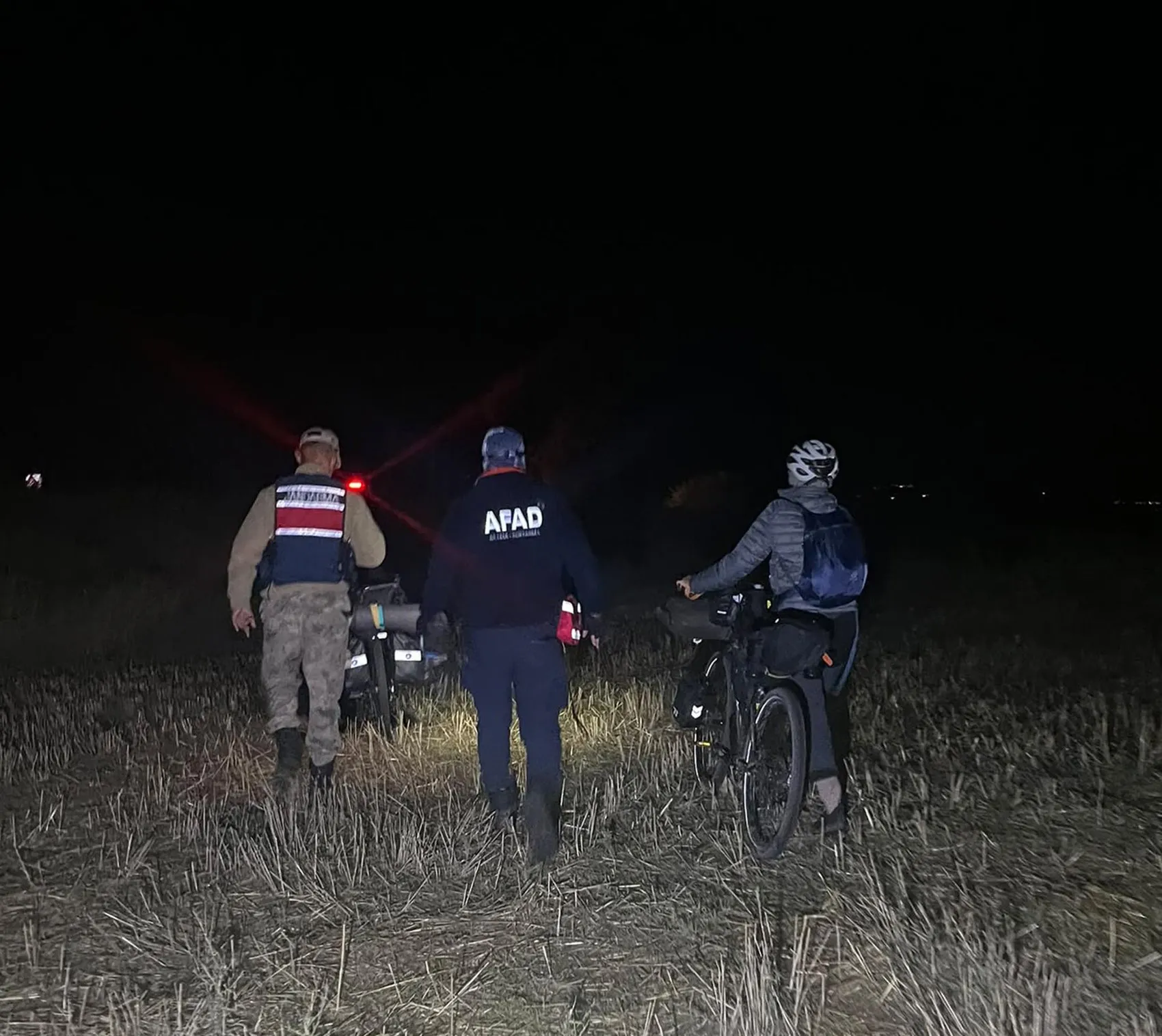 Kars'ın ıssız yollarında kaybolan bisikletli turistler için seferberlik