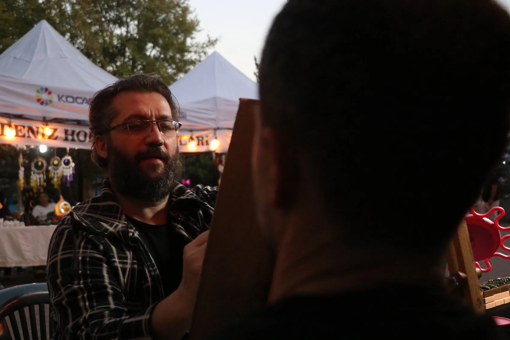 Televizyon ekranındaki o fırça darbeleri hayatını değiştirdi: 30 yıllık tutku portre sanatına dönüştü