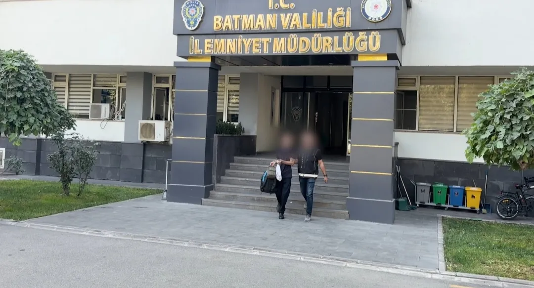 Batman yolunda şüpheli hareketler: Midesinden çıkanlar polisi bile şaşırttı