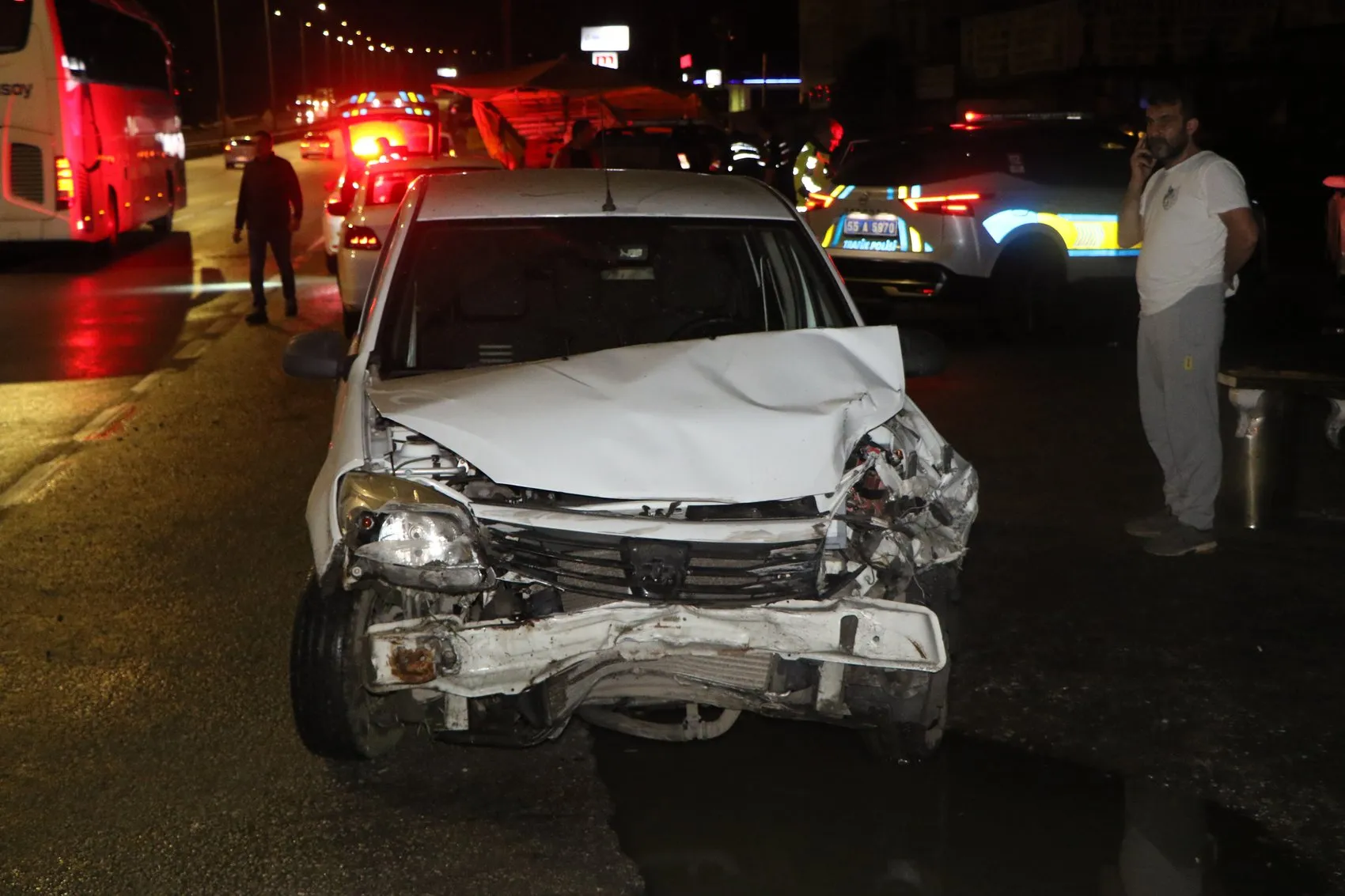 Samsun'da gece yarısı dehşeti: Virajı alamayan otomobil kamyoneti devirdi