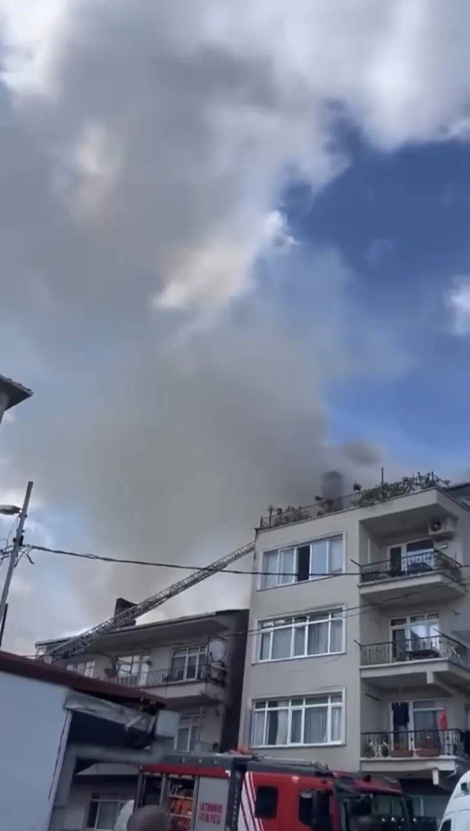 Sarıyer'de korkutan çatı yangını: Park halindeki araç hurdaya döndü