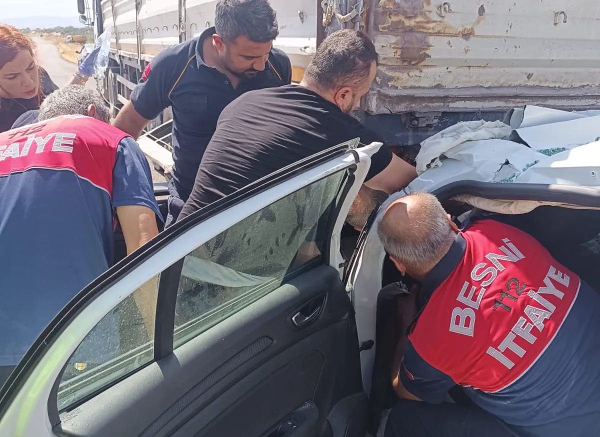 Besni'de korkunç kaza: TIR'ın altına giren otomobilden sağ çıktılar