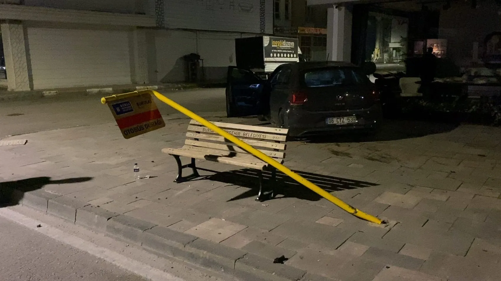 İnegöl'de gece yarısı dehşeti: Kontrolden çıkan araç elektrik panosuna daldı