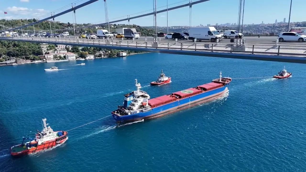 İstanbul Boğazı'nda kritik geçiş: Saldırıya uğrayan gemi için önlemler alındı