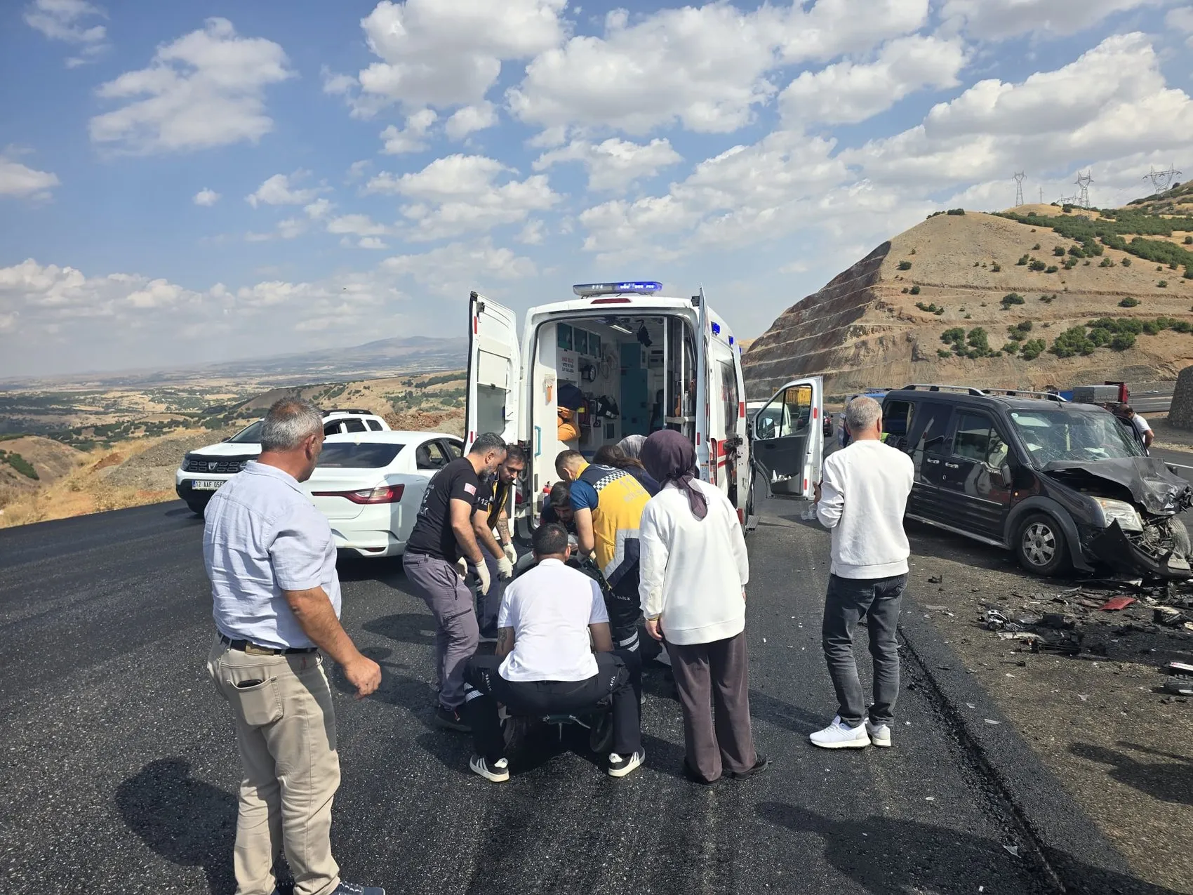 Bingöl kara yolunda sabah dehşeti: Kafa kafaya çarpışan araçlarda 6 kişi yaralandı