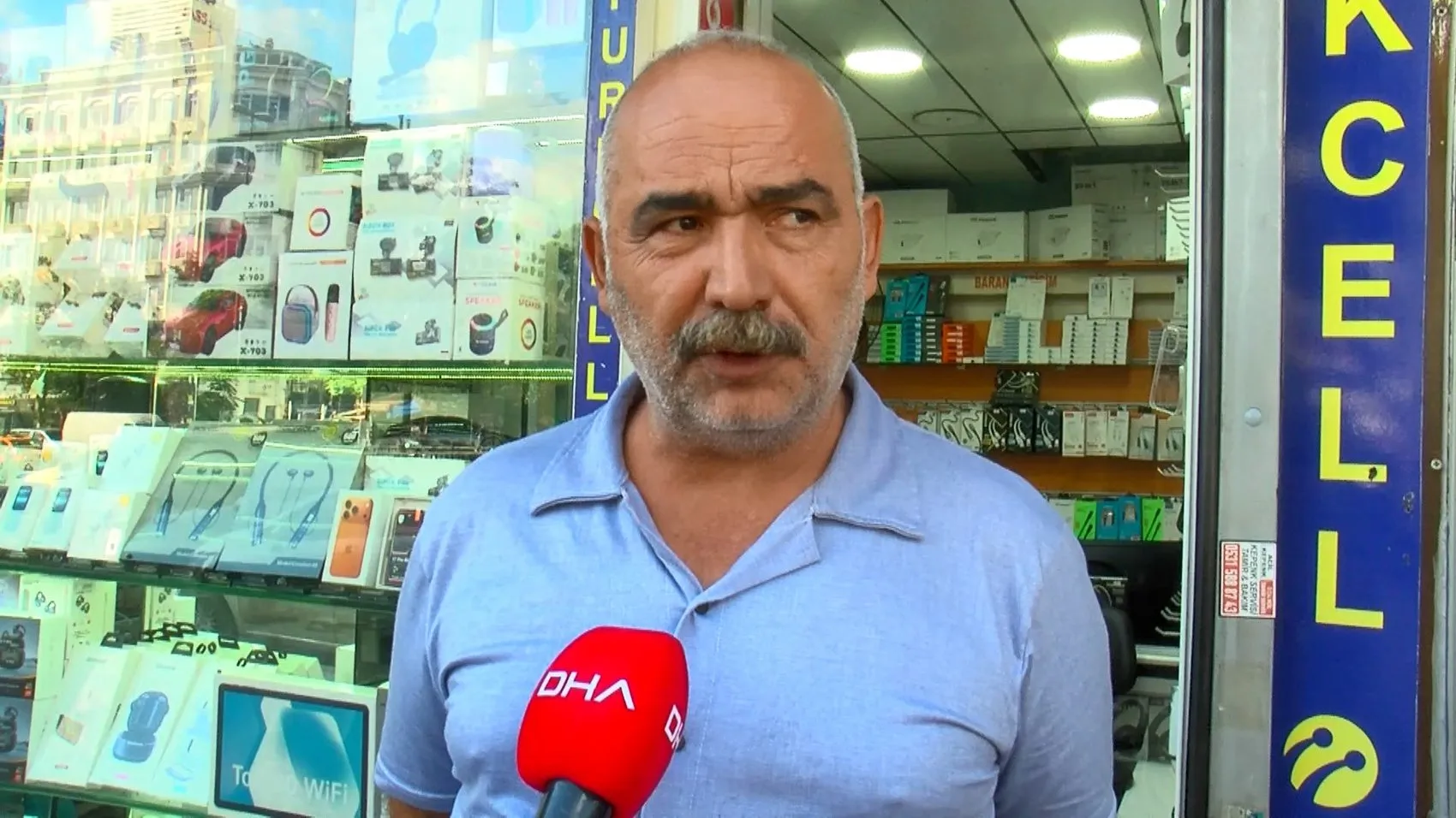 Aksaray'da dehşet anları: Kırmızı ışıkta karşıya geçmek isteyen gence iki minibüs çarptı