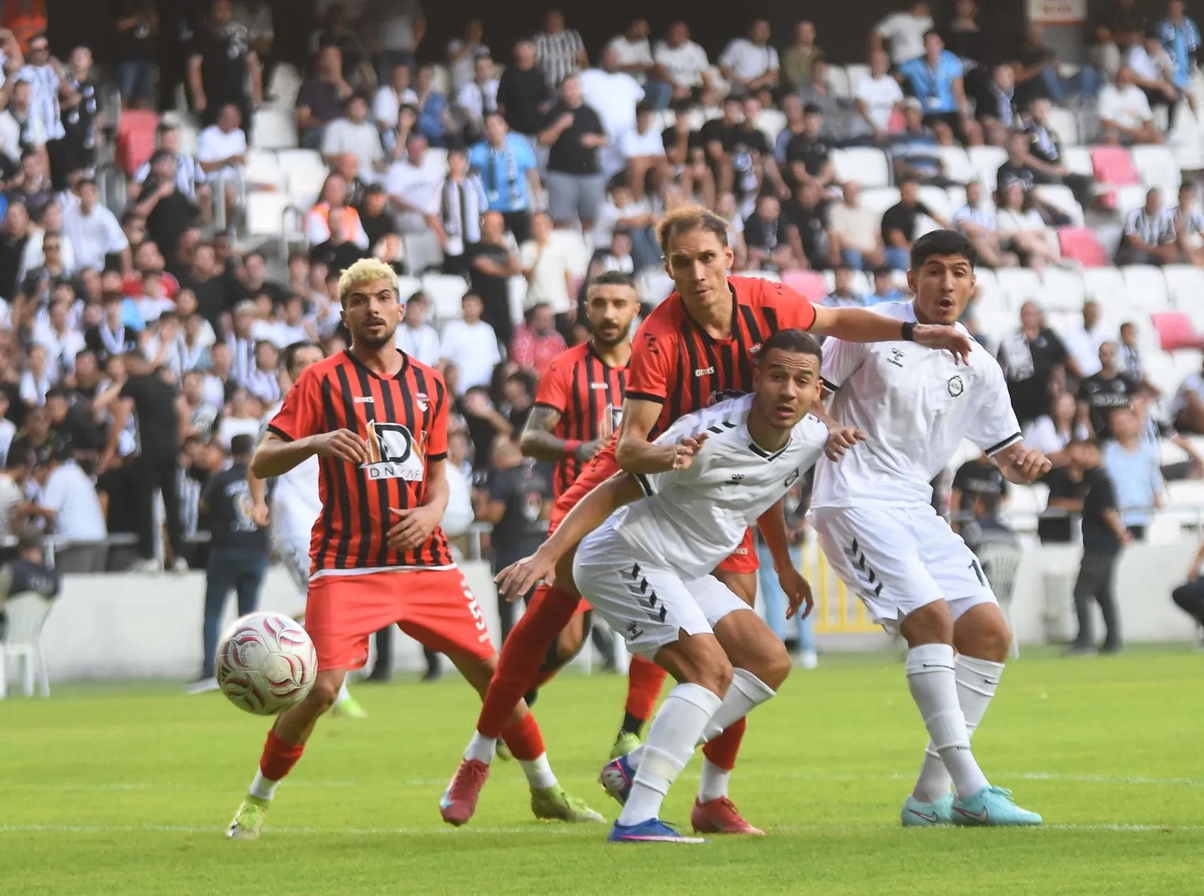 İzmir'in genç yetenekleri sahne aldı: Altay'da yeni dönem alkışlarla başladı