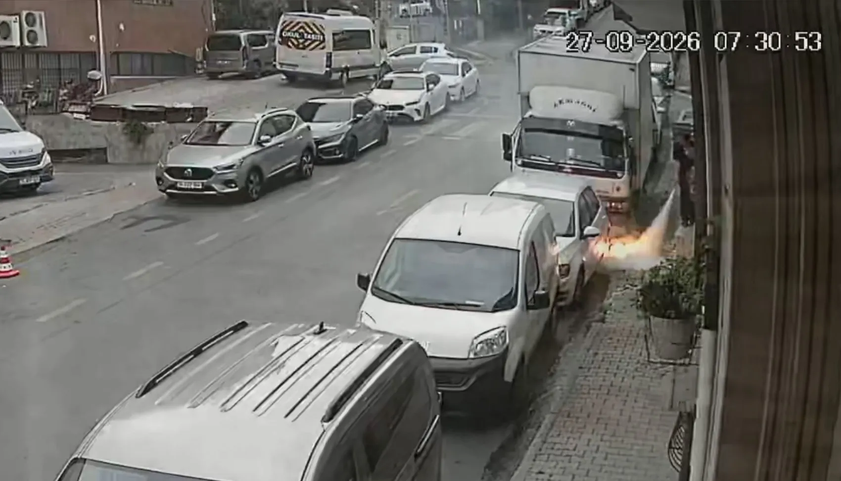 Saniyelerle gelen kurtuluş: Kağıthane'de patlama anı kamerada