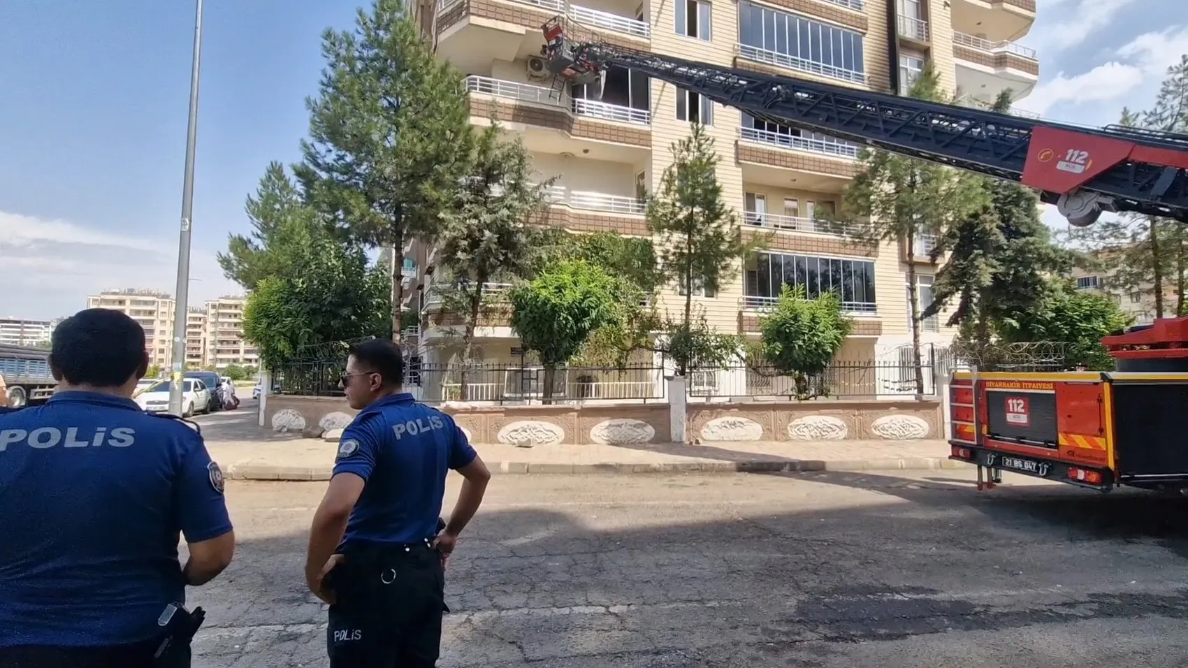Diyarbakır'da korku dolu anlar: 9 katlı binada mahsur kalanlar merdivenle kurtarıldı