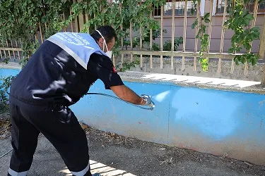Bağcılar'da okul bahçeleri çocukların neşeli kahkahalarıyla şenlenmeye hazırlanıyor