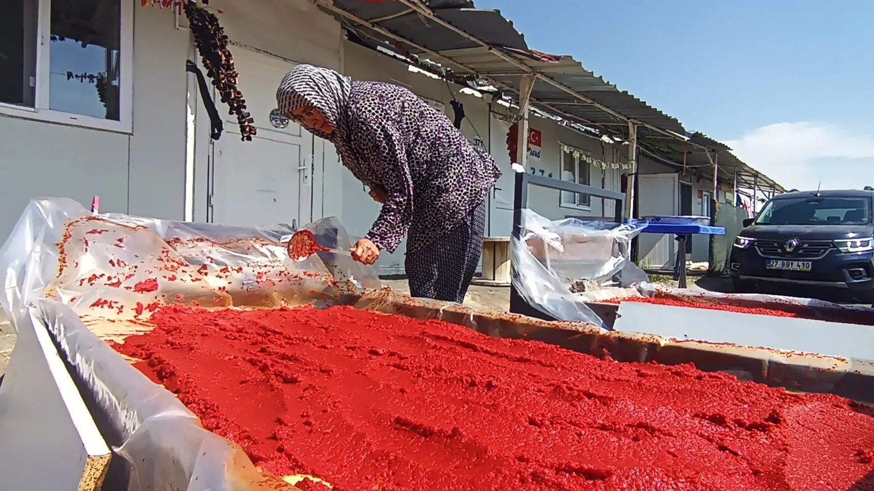 Konteyner kentte geleneksel kış hazırlığı: Depremzede kadınlar umudu mutfakta yeşertiyor