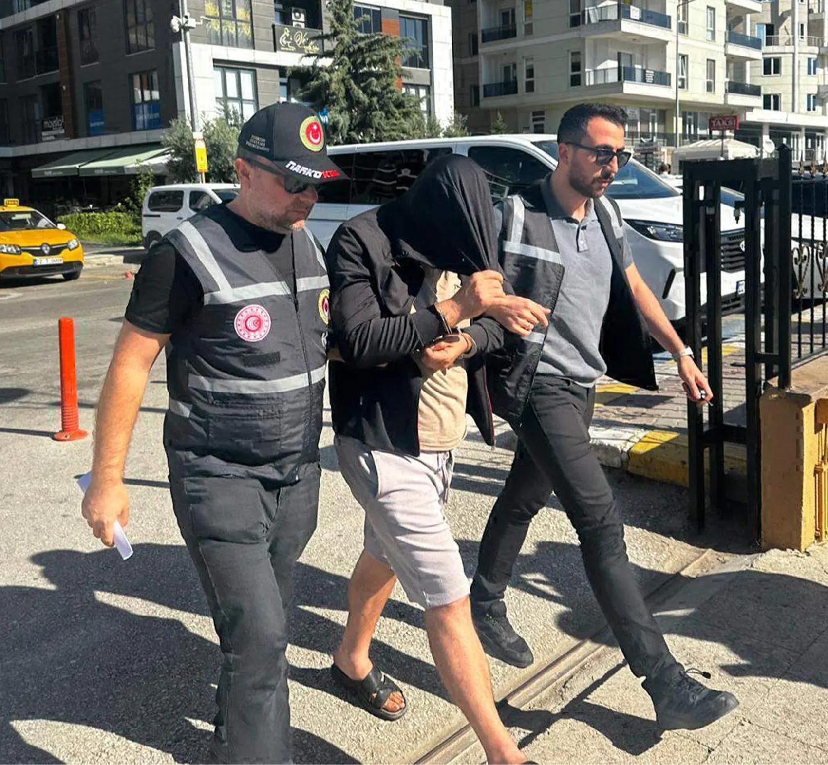 Sınırda şaşırtan yakalama: TIR dorsesinde gizlenen sosyal medya fenomeni adliyede