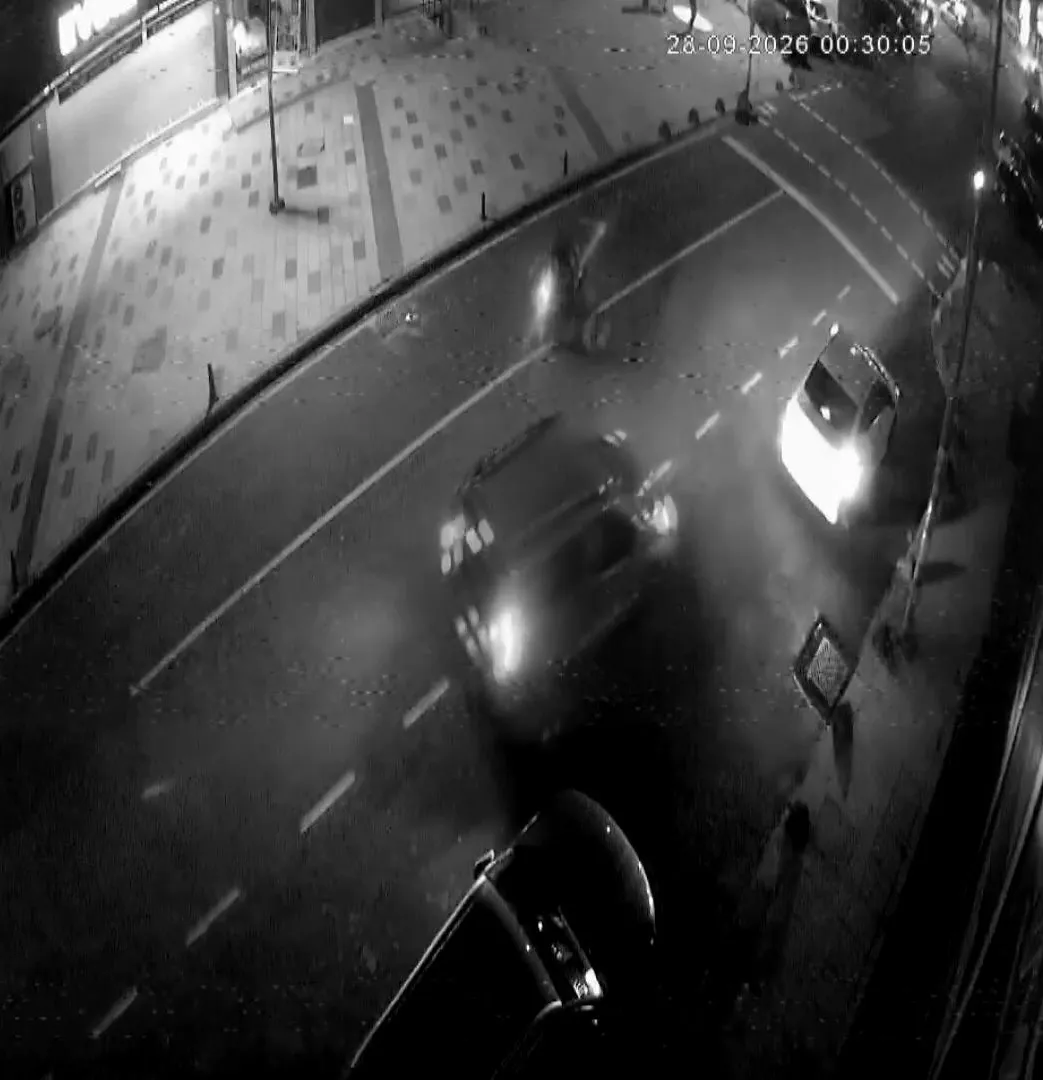 Arnavutköy'de gece yarısı dehşeti: Park halindeki araç yola çıkınca motosikletli iki kişi savruldu